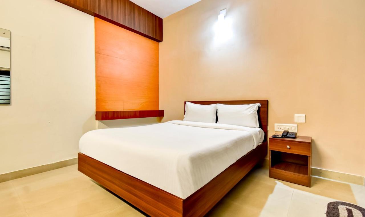 Aspire Maradu Hotel Kochi Екстериор снимка