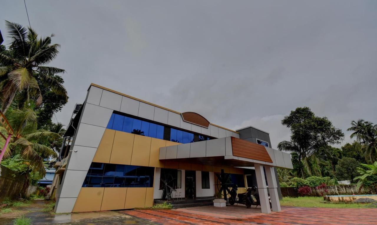 Aspire Maradu Hotel Kochi Екстериор снимка