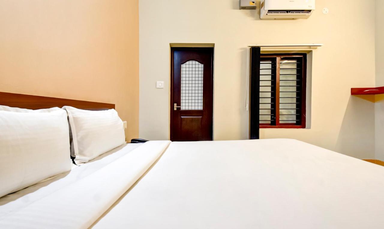 Aspire Maradu Hotel Kochi Екстериор снимка