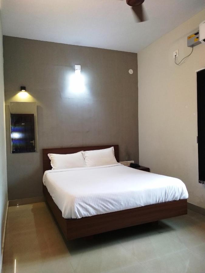 Aspire Maradu Hotel Kochi Екстериор снимка