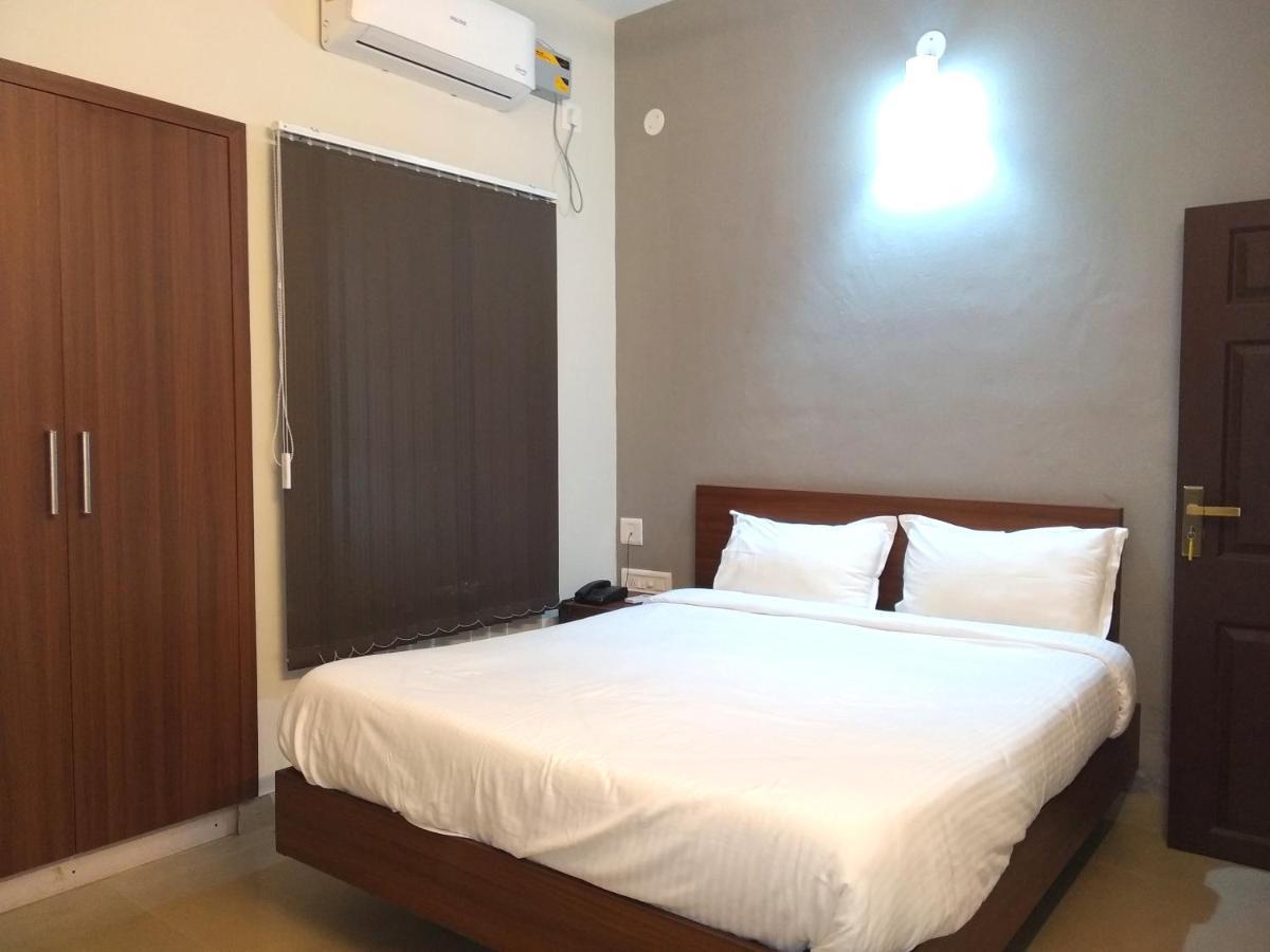 Aspire Maradu Hotel Kochi Екстериор снимка